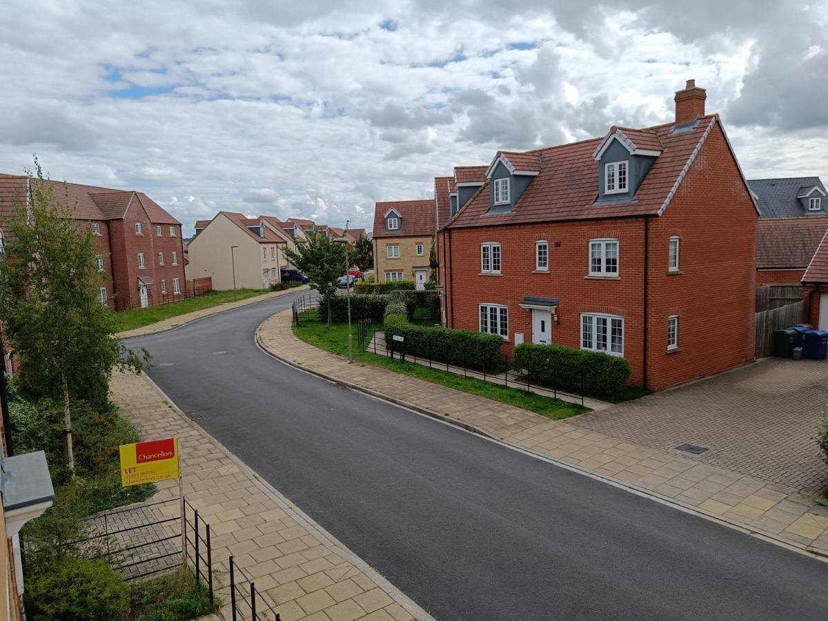 3 Bedroom Townhouse Near Bicester Village Exterior foto